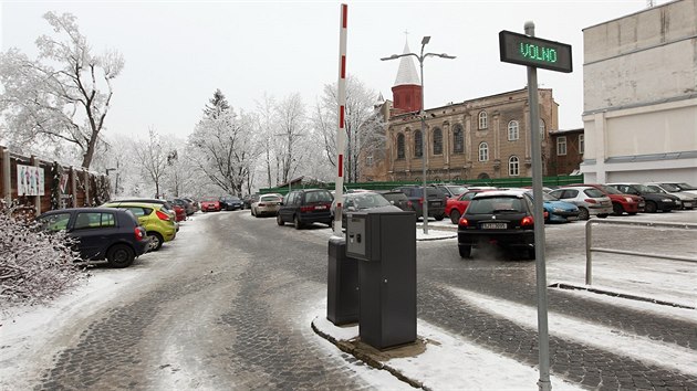 Parkovit v jihlavsk Kov ulici. Kvli zvad se na nm nkolik msc neplatilo. A idii toho vyuvali, vechna stn byla obvykle zaplnna.