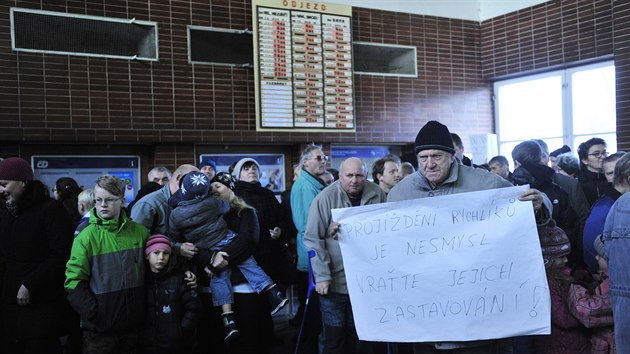 Protest proti zruen rychlkovch spoj na ndra v Kianov na rsku.