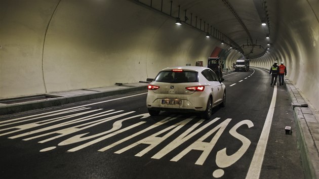 Euroasijsk tunel v Istanbulu je dlouh 5,4 kilometru, pod moskou hladinou vede st dlouh 3,34 kilometru.