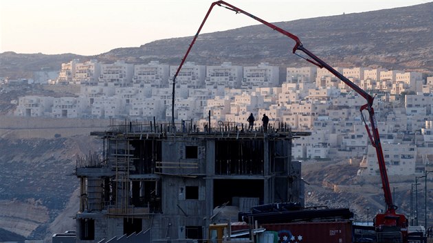 Vstavba idovsk osady Giv'at Ze'ev na okupovanm palestinskm zem (22. prosince 2016)