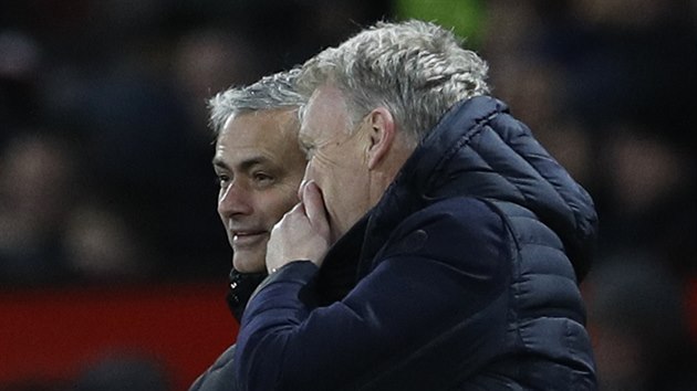 Trenér Manchesteru United José Mourinho a David Moyes ze Sunderlandu si mají co říct a dobře se baví.