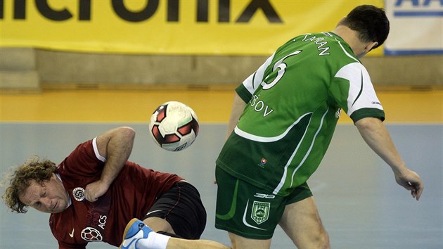 Lukáš Zelenka ze Sparty (vlevo) a Jan Frölich z Tatranu Prešov při vánočním turnaji fotbalových internacionálů.