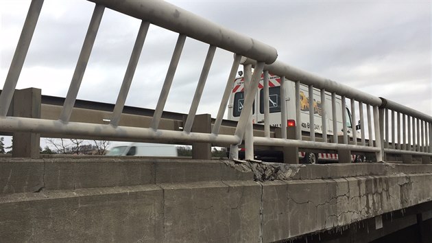 Kamion vyjel z dlnice D1 a narazil do zbradl, mlem se ztil pod most (27.12.2016)