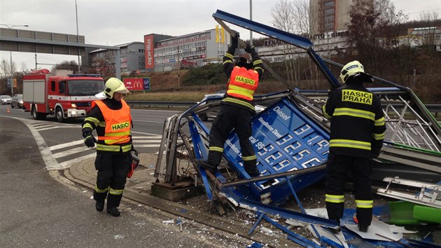 idi naboural do poutae erpac stanice a pevrtil auto na stechu (27.12.2016)