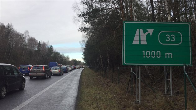 Vn nehoda ve stedu uzavela dlnici D10 na 32. kilometru smrem na Turnov. Zrann utrpli tyi lid vetn kojence. (28.12.2016)