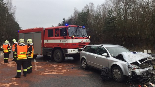 Vn nehoda ve stedu uzavela dlnici D10 na 32. kilometru smrem na Turnov. Zrann utrpli tyi lid vetn kojence. (28.12.2016)