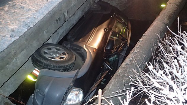 Mazda Tribute skonila v potoce, navc se zaklnila pmo pod most.