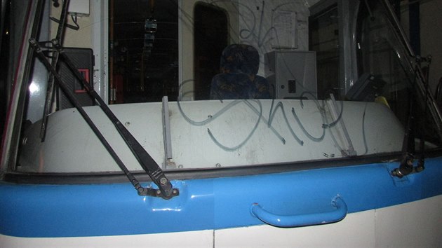 Npisy, ktermi neznm sprejer poniil tramvaj na zastvce Josefa Kotase v Ostrav-Hrabvce.