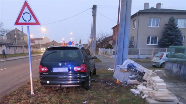 idi se v Prostjov lekl psa, strhl zen a zdemoloval elektrick rozvad.