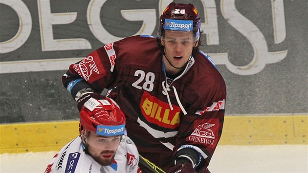 Tineck hokejista Milan Doudera (v blm) v souboji s Martinem Gerntem ze Sparty.