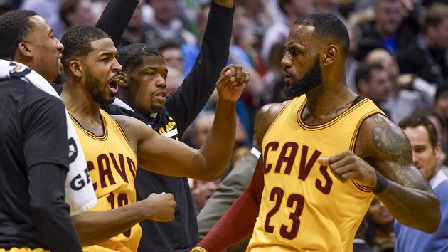 LeBron James (vpravo) z Clevelandu prv trefil klovou trojku proti Milwaukee, oslavuj ho za to spoluhri J. R. Smith, Tristan Thompson a Jordan McRae (zleva).