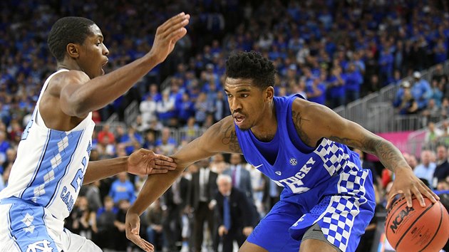 Malik Monk (5) z Kentucky hled cestu pes Kennyho Williamse z North Caroliny.