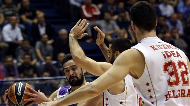 Sergio Llull (vlevo) z Realu Madrid m ke koi Crven zvezdy Blehrad, brn ho Branko Lazi (uprosted) a Ognjen Kuzmi.