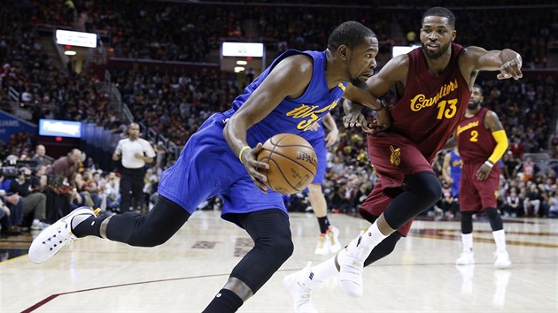 Kevin Durant (vlevo) z Golden State unik Tristanu Thompsonovi z Clevelandu.