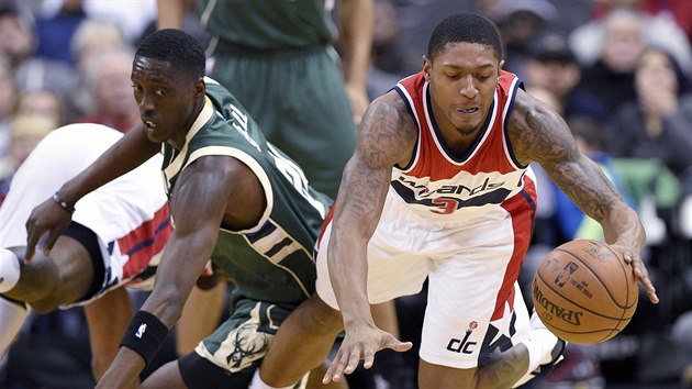 Bradley Beal (vpravo) z Washingtonu vyhrl souboj nad Tonym Snellem z Milwaukee.