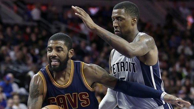 Kyrie Irving (vlevo) z Clevelandu pedstihl Kentaviouse Caldwella-Popea z Detroitu.