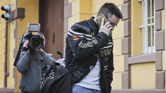 Luk Neesan po proputn z vznice vol manelce z pjenho telefonu (21.12.2016).