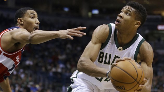 Janis Adetokunbo z Milwaukee (vpravo) s mem, brn ho Otto Porter mlad z Washingtonu.