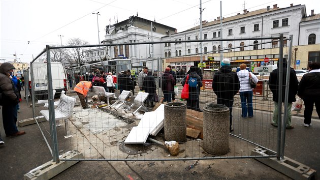 Ped brnnskm hlavnm ndram nainstalovali nov laviky.