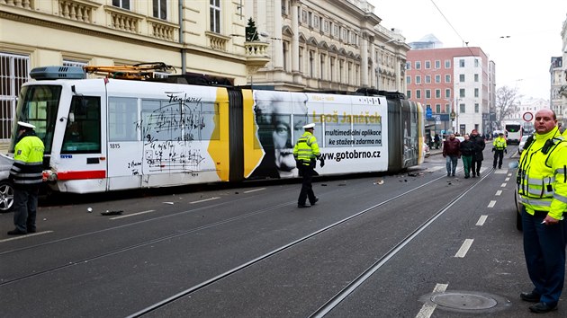 V centru Brna vykolejila tramvaj. Nabourala dva dal vozy.