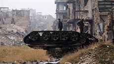 Trosky tanku ve vládou kontrolované ásti Aleppa (13. prosince 2016)