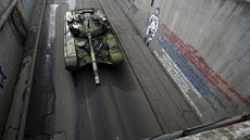 Srbský tank v Blehradu míjí grafiti s citátem srbského váleného hrdiny...