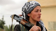 Bojovnice kurdských enských milic YPJ v syrské provincii Rakká (16. listopadu...