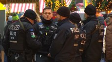 Policisté hlídají vánoní trhy v Berlín