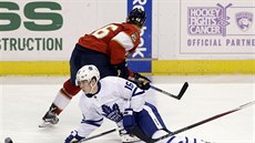 Mitchell Marner z Toronta padá po sráce s Jakubem Kindlem z Floridy.