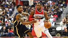 John Wall z Washingtonu se snaí odpoutat od bránícího Jeffa Teagueho z Indiany.