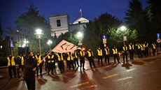 Policisté hlídají budovu polského parlamentu bhem okupace opoziními poslanci...