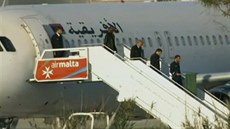 Únosci opouští letadlo, v ruce drží zelenou vlajku, symbol bývalého libyjského... Únosci opouští letadlo, v ruce drží zelenou vlajku, symbol bývalého libyjského...