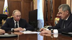 Ruský prezident Vladimir Putin a ministr obrany Sergej Šojgu při setkání v... Ruský prezident Vladimir Putin a ministr obrany Sergej Šojgu při setkání v...