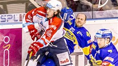 Momentka z utkání Pardubice vs. Zlín ve 32. kole hokejové extraligy: pardubický... Momentka z utkání Pardubice vs. Zlín ve 32. kole hokejové extraligy: pardubický...
