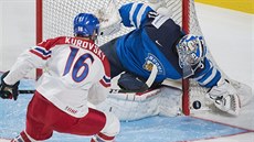 eský hokejový útoník Daniel Kurovský neuspl v anci ped finským brankáem...