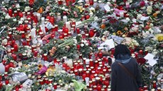 Lidé nosí na místo pondlního útoku kvtiny a svíky (21. prosince 2016)