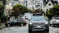 Autonomní prototyp Volva XC90 při testech Uberu v San Francisku Autonomní prototyp Volva XC90 při testech Uberu v San Francisku