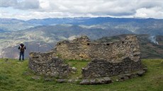 Výhled na kilometr hluboké údolí eky Utcubamba