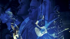 Koncert pro Itibo v Pardubicích. Zleva violoncellistka Dorota Barová a zpěvačka... Koncert pro Itibo v Pardubicích. Zleva violoncellistka Dorota Barová a zpěvačka...