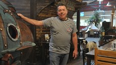 Zlatko „Bajo“ Ganibegovič pochází z Bosny, dnes je majitelem liberecké pizzerie... Zlatko „Bajo“ Ganibegovič pochází z Bosny, dnes je majitelem liberecké pizzerie...