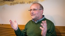 Edvard Sequens nemá auto a peníze utrácí hlavně za knížky. Edvard Sequens nemá auto a peníze utrácí hlavně za knížky.