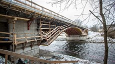 Rekonstrukce Zátavského mostu má definitivn skonit 24. bezna 2017.