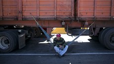 Hladoví Venezuelci prohledávají i nákladní vozy s obilím. (14. 11. 2016)