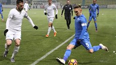 Bogdan Vatajelu (vpravo) coby kapitán rumunského týmu Universitatea Craiova. Bogdan Vatajelu (vpravo) coby kapitán rumunského týmu Universitatea Craiova.
