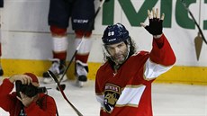 ZLATÁ HŮL. Jaromír Jágr z Floridy zdraví diváky v BB&T Center. Zrovna převzal... ZLATÁ HŮL. Jaromír Jágr z Floridy zdraví diváky v BB&T Center. Zrovna převzal...