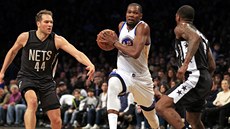 Kevin Durant z Golden State prochází mezi Bojanem Bogdanovičem a Seanem... Kevin Durant z Golden State prochází mezi Bojanem Bogdanovičem a Seanem...