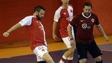 Lukáš Došek ze Slavie (vlevo) a Luděk Stracený ze Sparty při vánočním turnaji... Lukáš Došek ze Slavie (vlevo) a Luděk Stracený ze Sparty při vánočním turnaji...