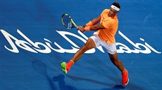 Rafael Nadal na exhibiním turnaji v Abú Zabí.