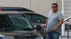 Fotbalový agent Mino Raiola opouští hotel v Manchesteru, kde dojednal rekordní... Fotbalový agent Mino Raiola opouští hotel v Manchesteru, kde dojednal rekordní...