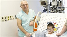 Vojta s maminkou a lékařem Václavem Vobrubou z Kliniky dětského lékařství VFN v... Vojta s maminkou a lékařem Václavem Vobrubou z Kliniky dětského lékařství VFN v...